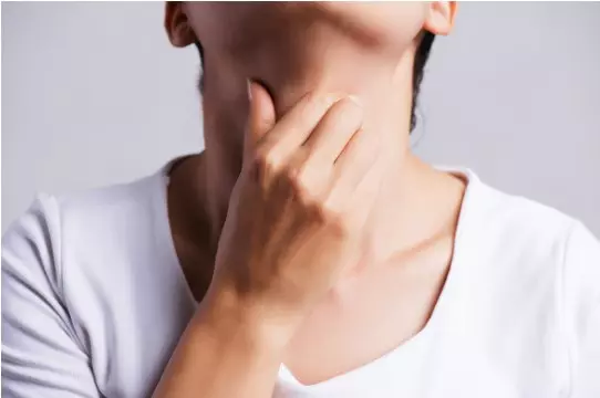 Mất tiếng kèm theo các triệu chứng ở cổ họng gây khó chịu và đau đớn khi nói